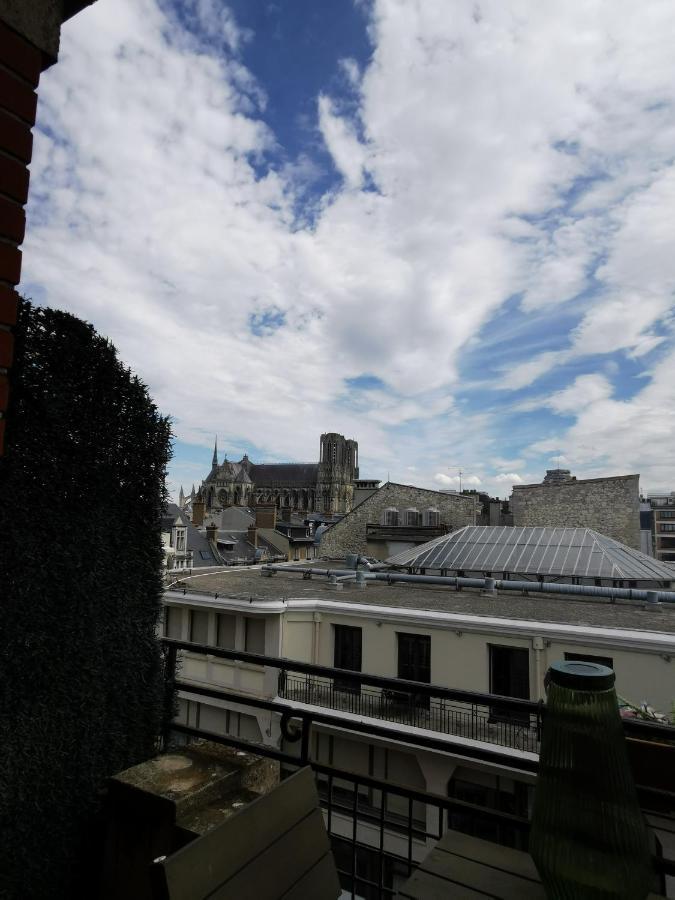 Suite de l'Etape - Vue cathédrale Reims Extérieur photo